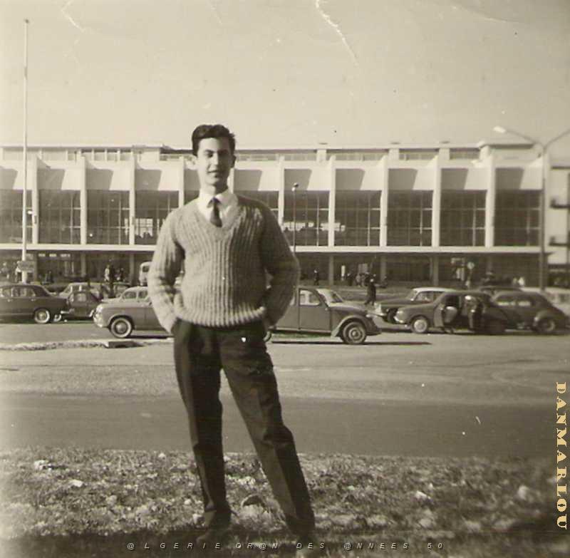 03 JEAN PIERRE DEVANT L AERODROME DE LA SENIA.JPG - ADSUAR JEAN PIERRE DEVANT AEROPORT LA SENIA AVANT DEPART JUIN 1962